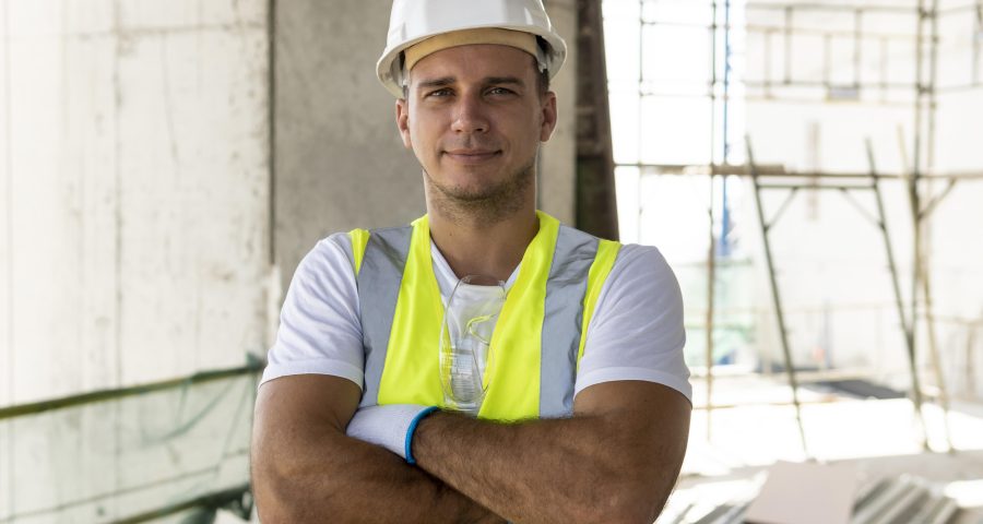 Vooraanzichtarbeider bouw die beschermende uitrusting draagt